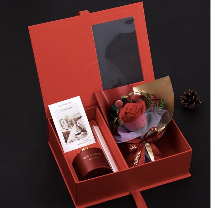 HỘP QUÀ TẶNG NƯỚC HOA KÈM BÓ HOA KHÔ TÚI XÁCH