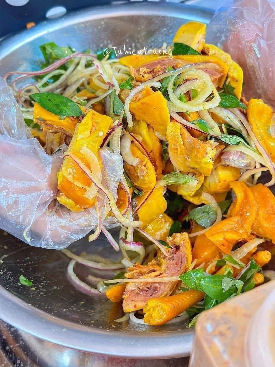 Gà Ủ Muối Nguyên Con Ôm Trứng 