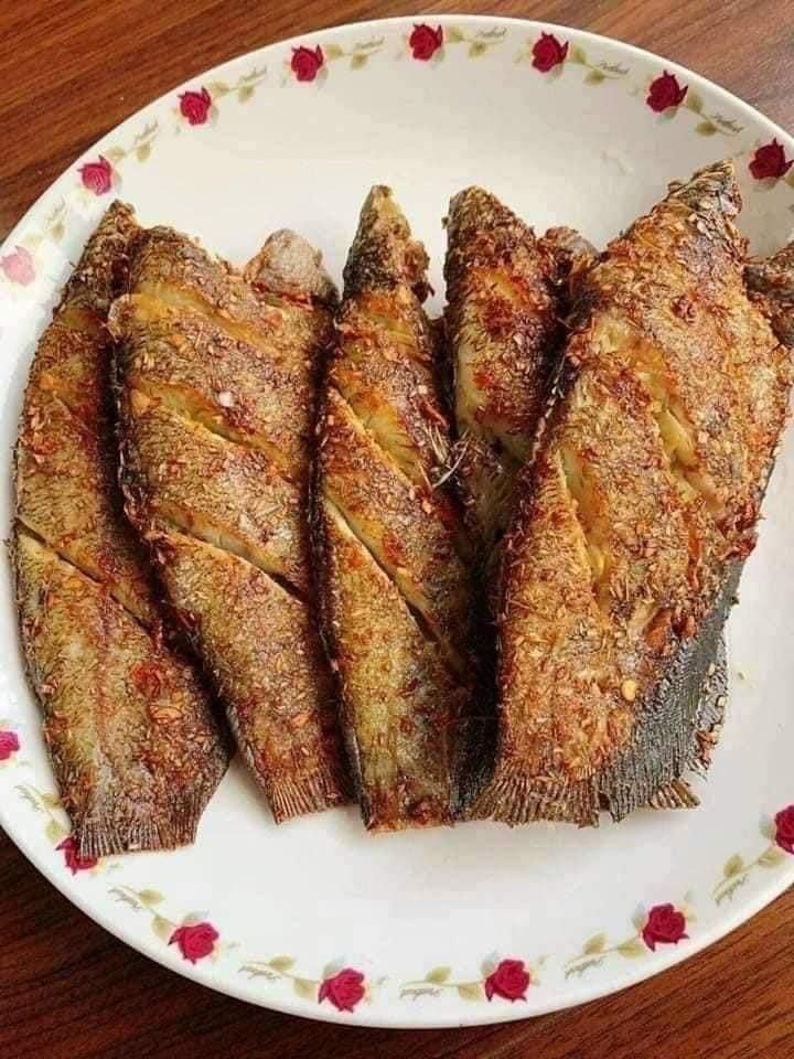 CÁ SẶC 1 NẮNG ƯỚP SẢ ỚT - (  1 KÝ 2 KHAY )