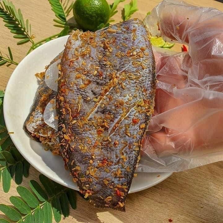 CÁ SẶC 1 NẮNG ƯỚP SẢ ỚT - (  1 KÝ 2 KHAY )