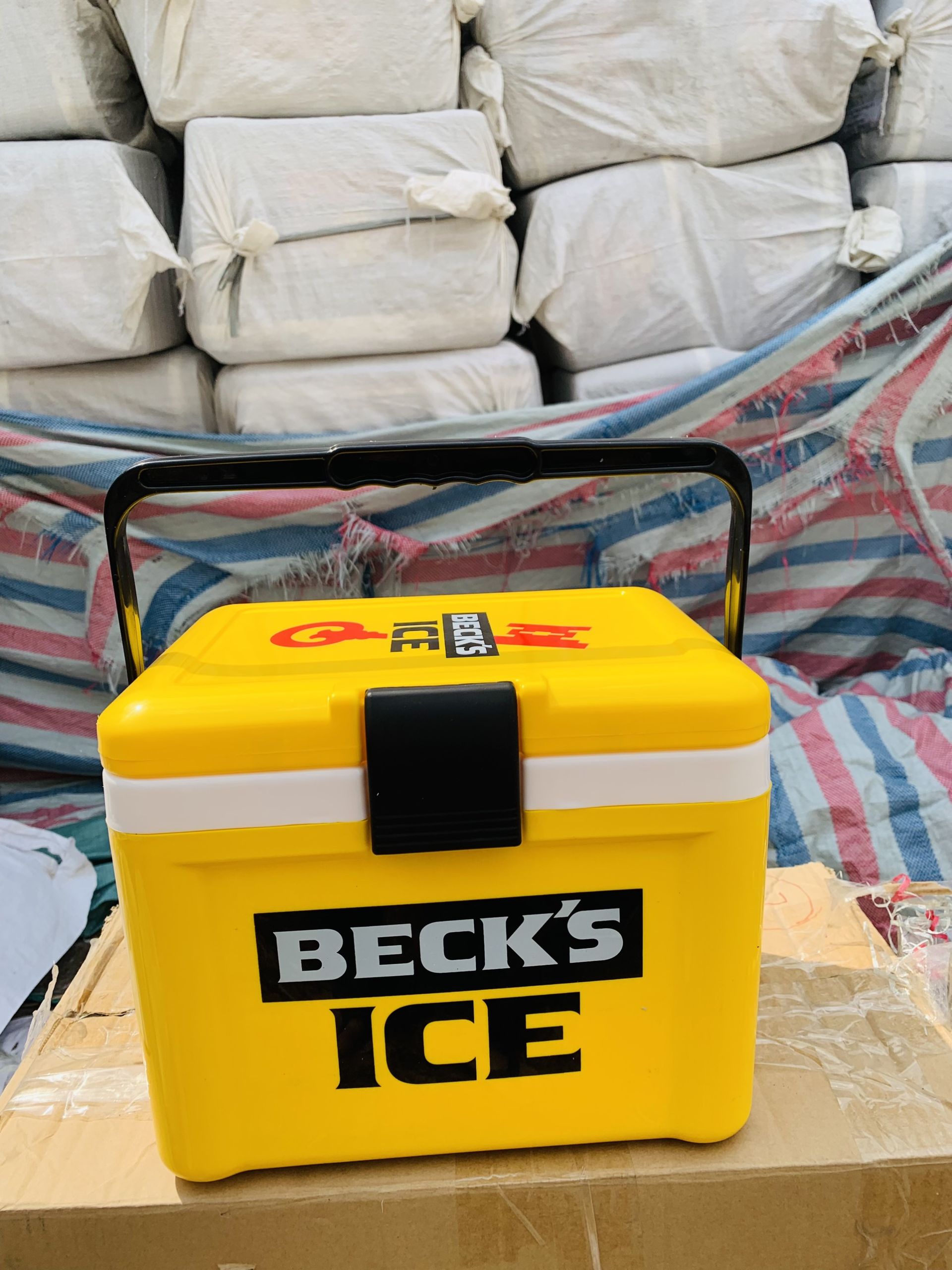 THÙNG ĐÁ KHUYẾN MÃI BECK ICE 8 Lít