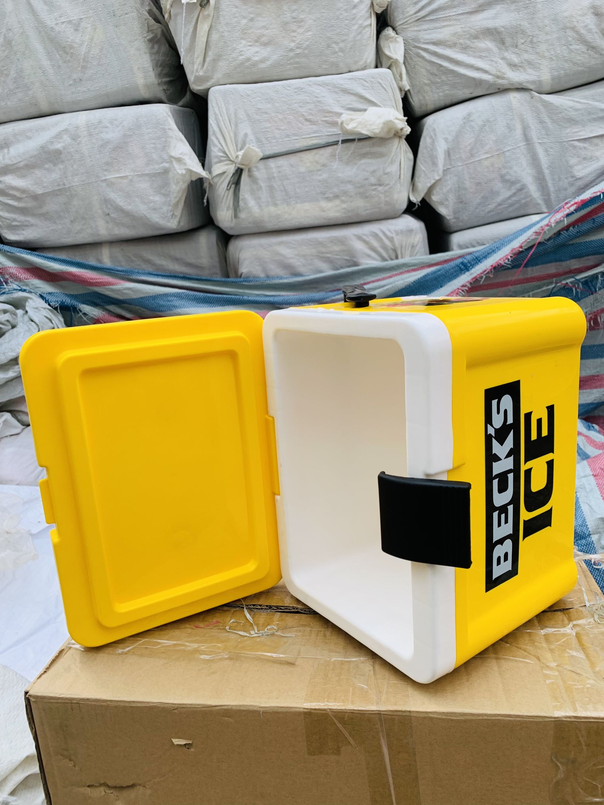 THÙNG ĐÁ KHUYẾN MÃI BECK ICE 8 Lít