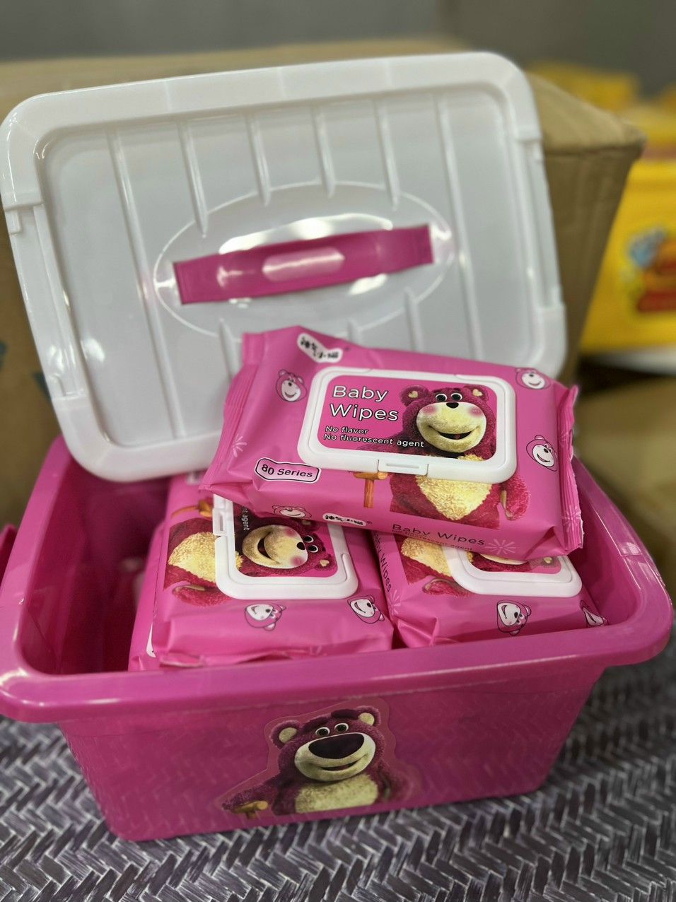 Khăn giấy ướt gấu dâu - Thùng